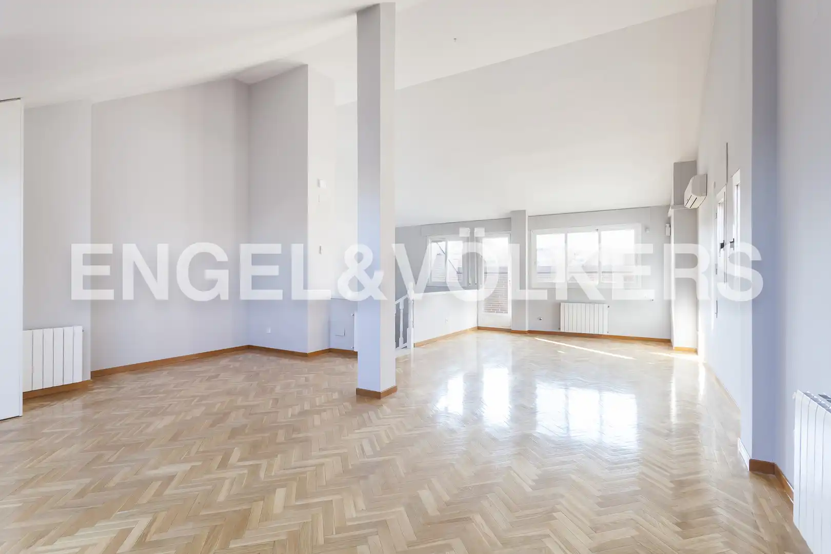 Sala d'estar de Casa adosada de lloguer en Madrid amb Aire condicionat, Calefacció i Jardí privat