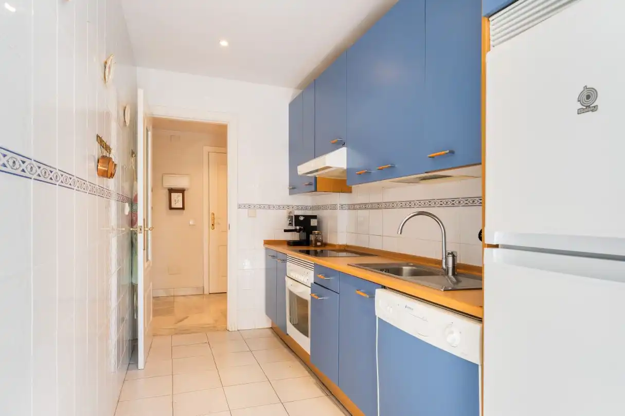 Küche von Wohnung zum Verkauf in Marbella mit Klimaanlage, Heizung und Privatgarten