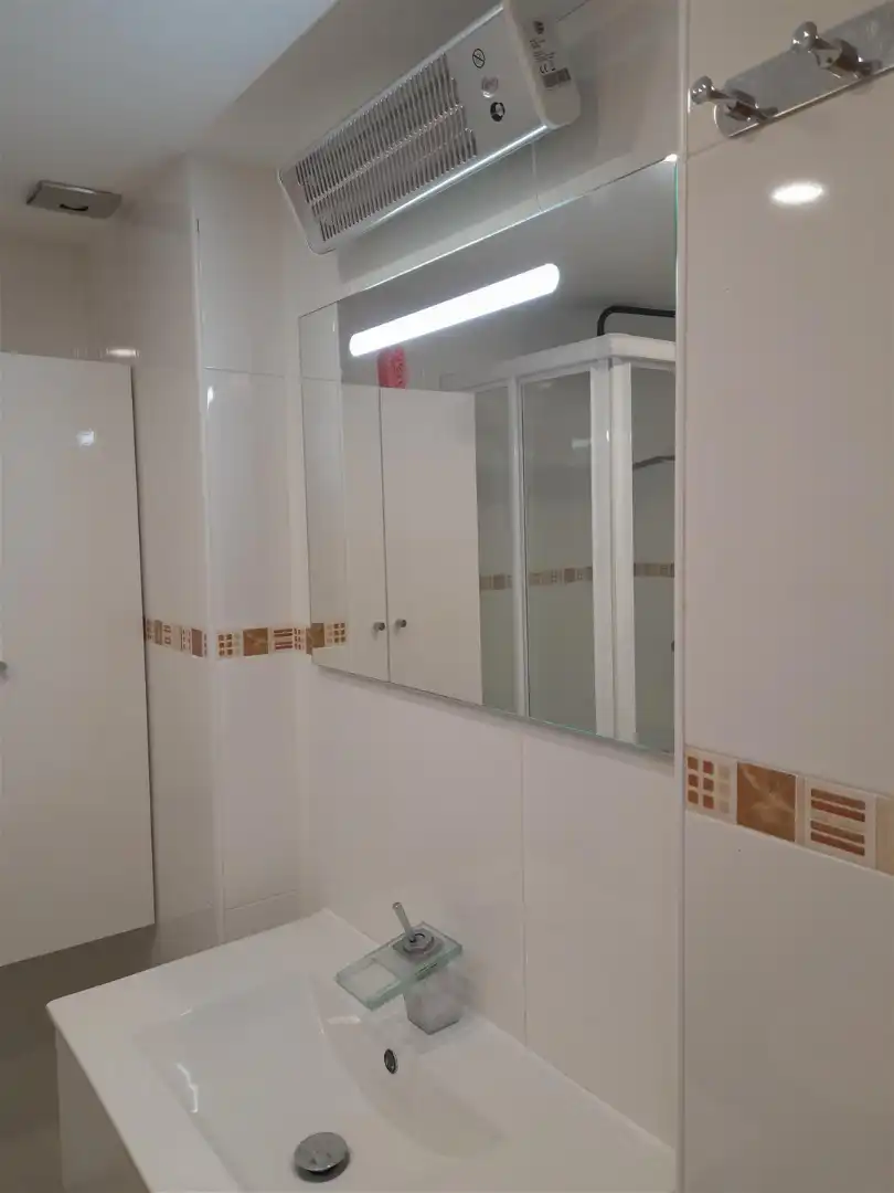 Baño de Apartamento en venta en L'Estartit con Aire acondicionado, Calefacción y Jardín privado