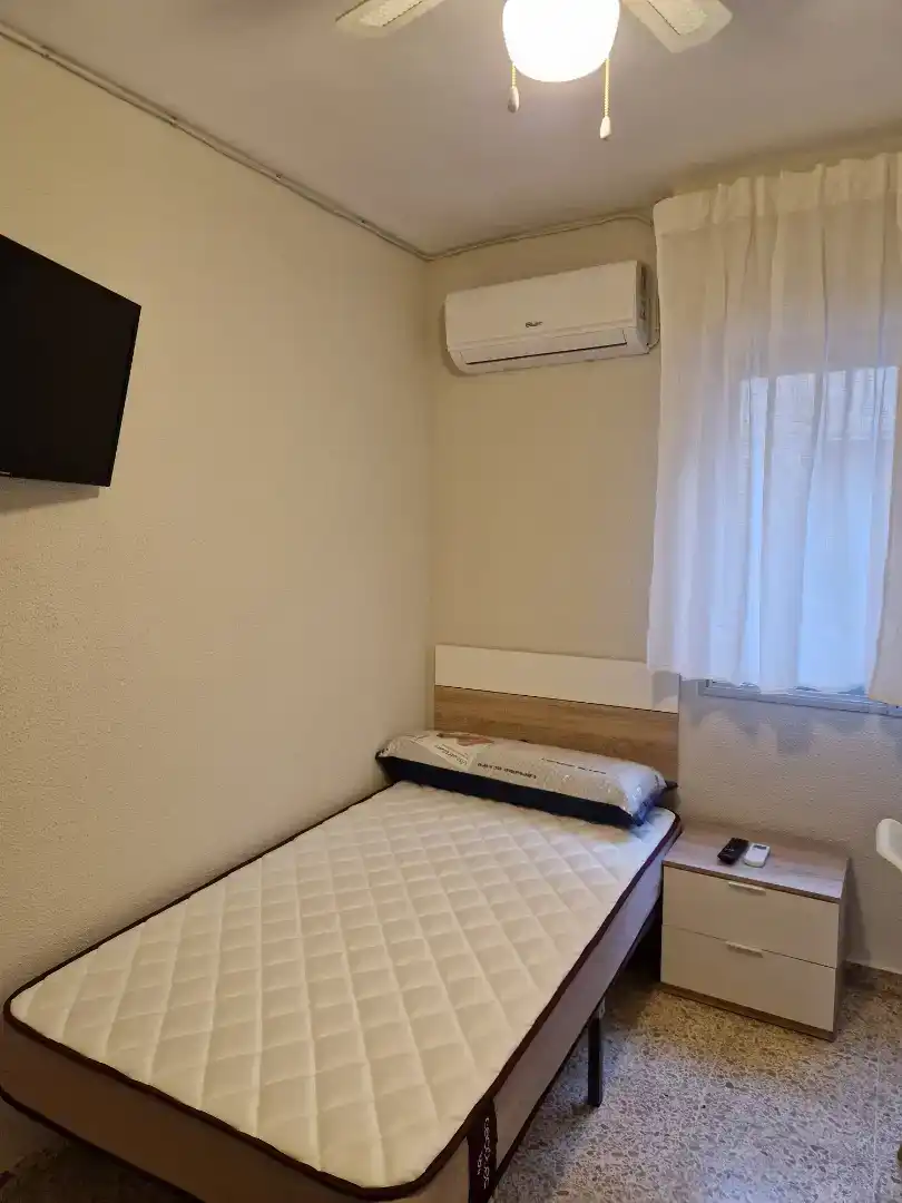 Bedroom of Flat for rent in Valdepeñas  with Air Conditioner, Furnished and Oven