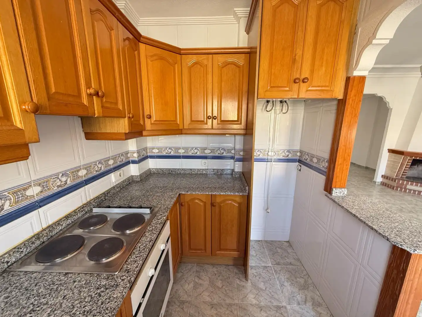 Cuina de Casa o xalet en venda en San Miguel de Salinas amb Jardí privat i Piscina comunitària