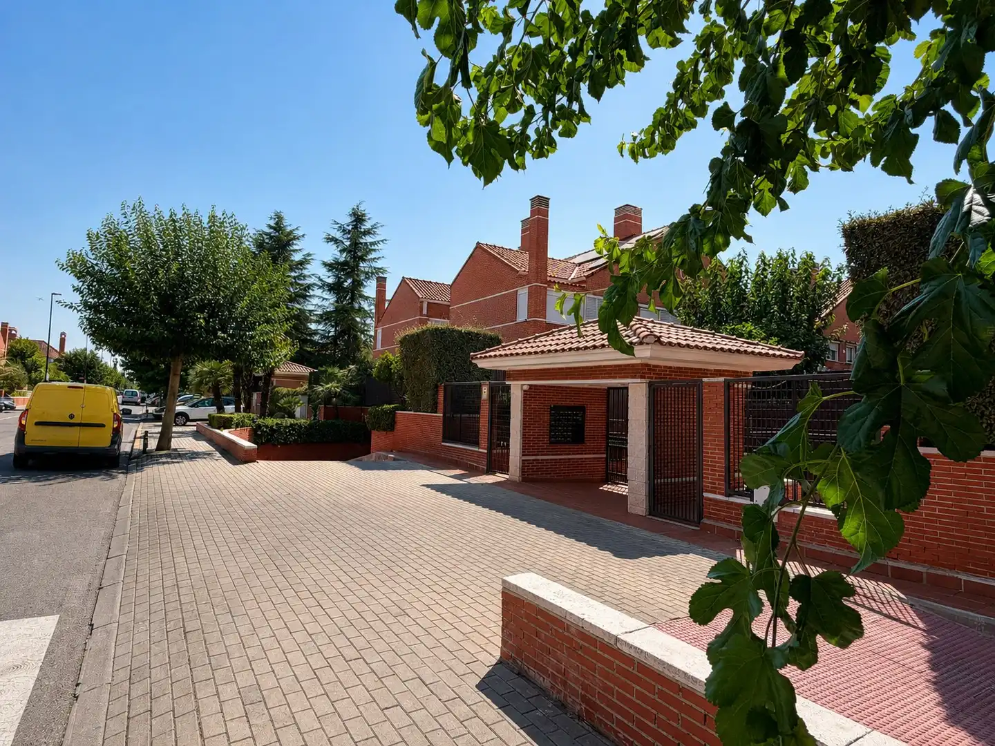 Außenansicht von Einfamilien-Reihenhaus zur Miete in Club de Campo mit Klimaanlage, Heizung und Privatgarten