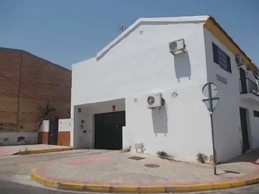 Vista exterior de Garatge en venda en Dos Hermanas