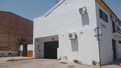 Foto 2 de Garaje en venta en Pintor Amalio G.del Moral, Vista Azul - Consolación, Dos Hermanas