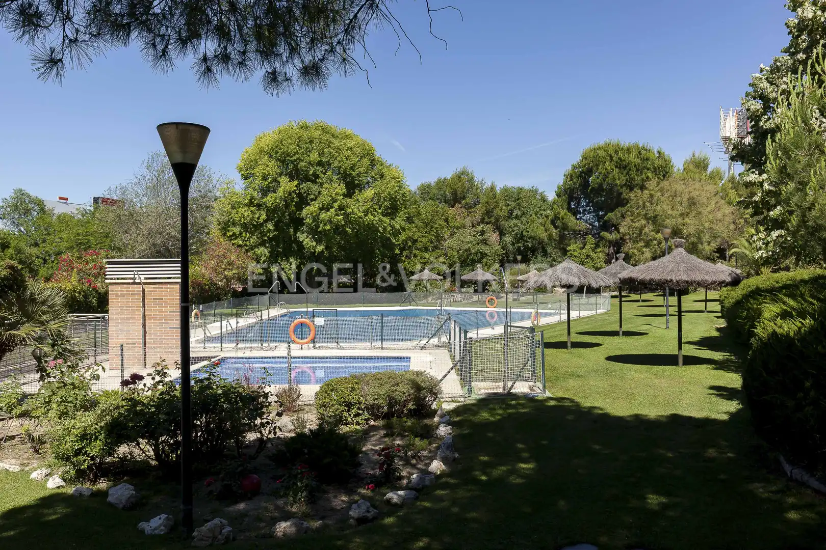 Schwimmbecken von Maisonette zur Miete in La Moraleja mit Klimaanlage, Heizung und Privatgarten