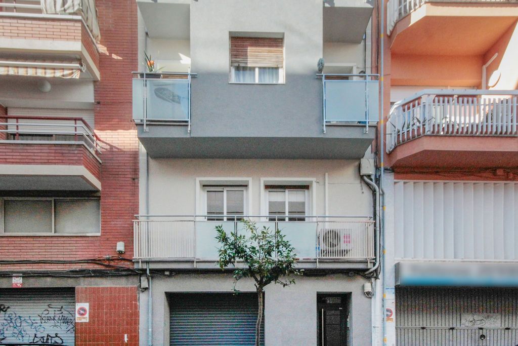 Vista exterior de Local en venta en L'Hospitalet de Llobregat