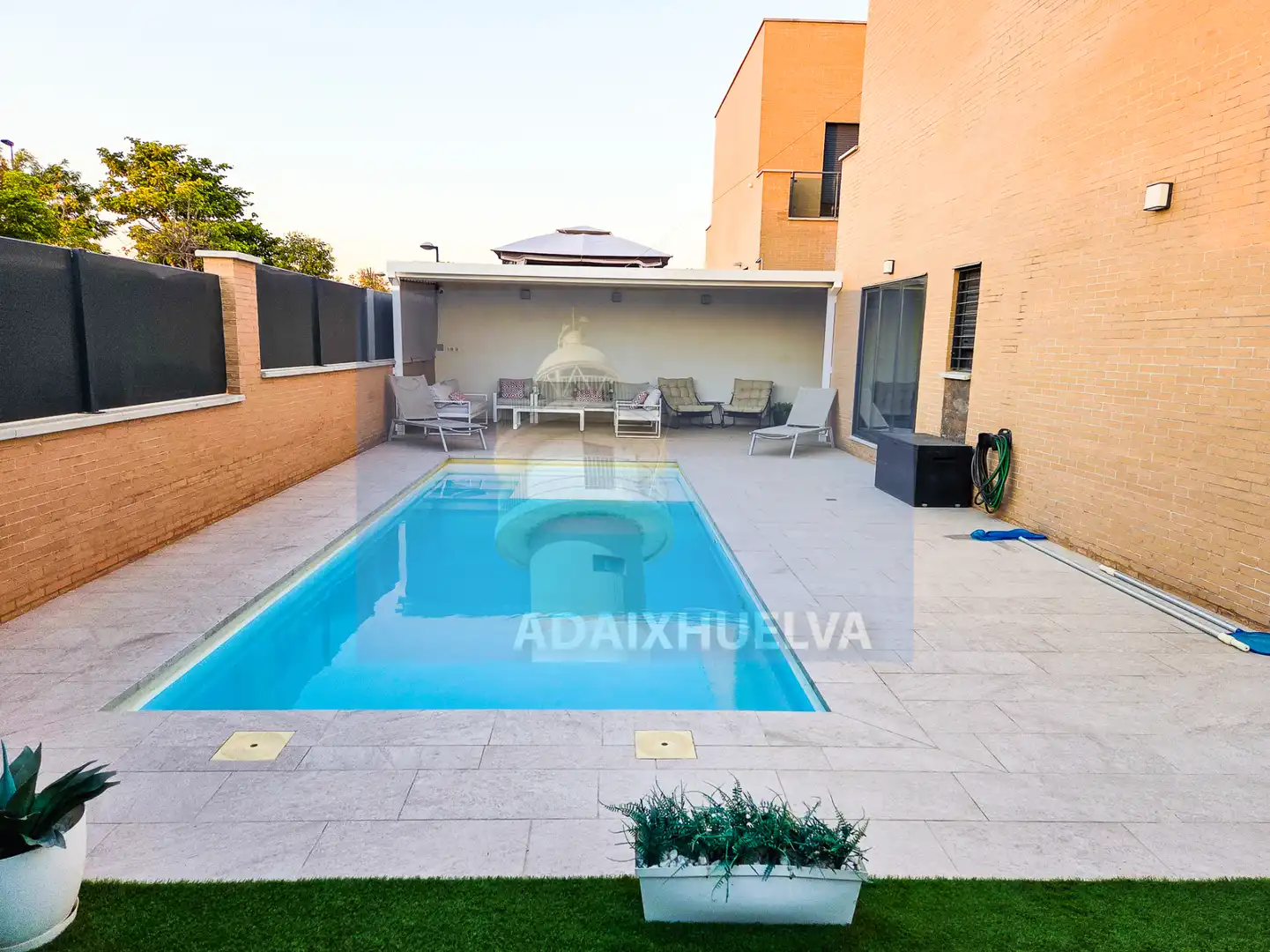 Detached house with pool for sale in Lepe