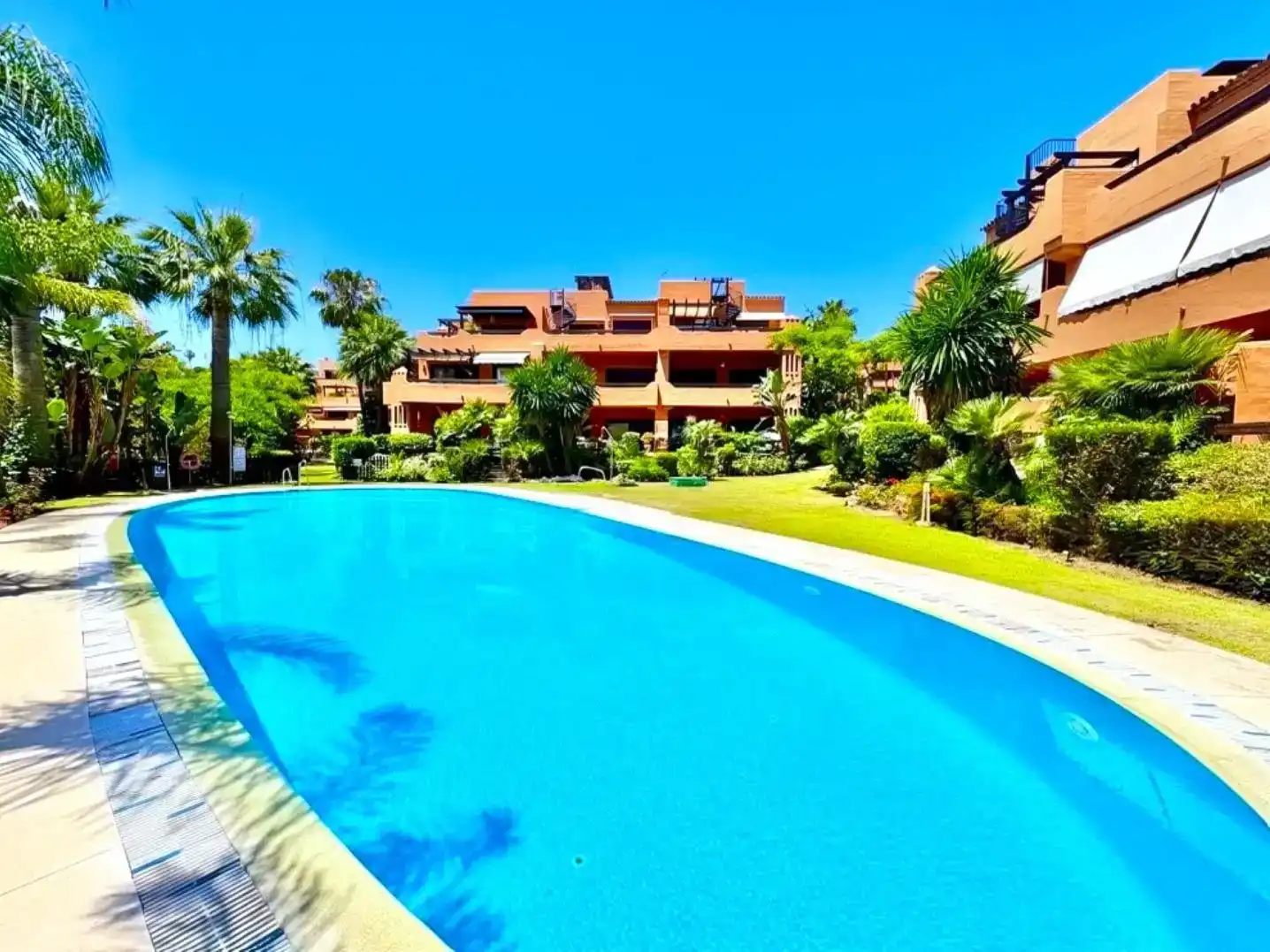 Vista exterior de Piso en venta en Estepona con Aire acondicionado, Piscina y Balcón