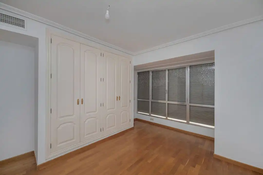 Piso en venta en Av de Ramón y Cajal, Ensanche - Diputación