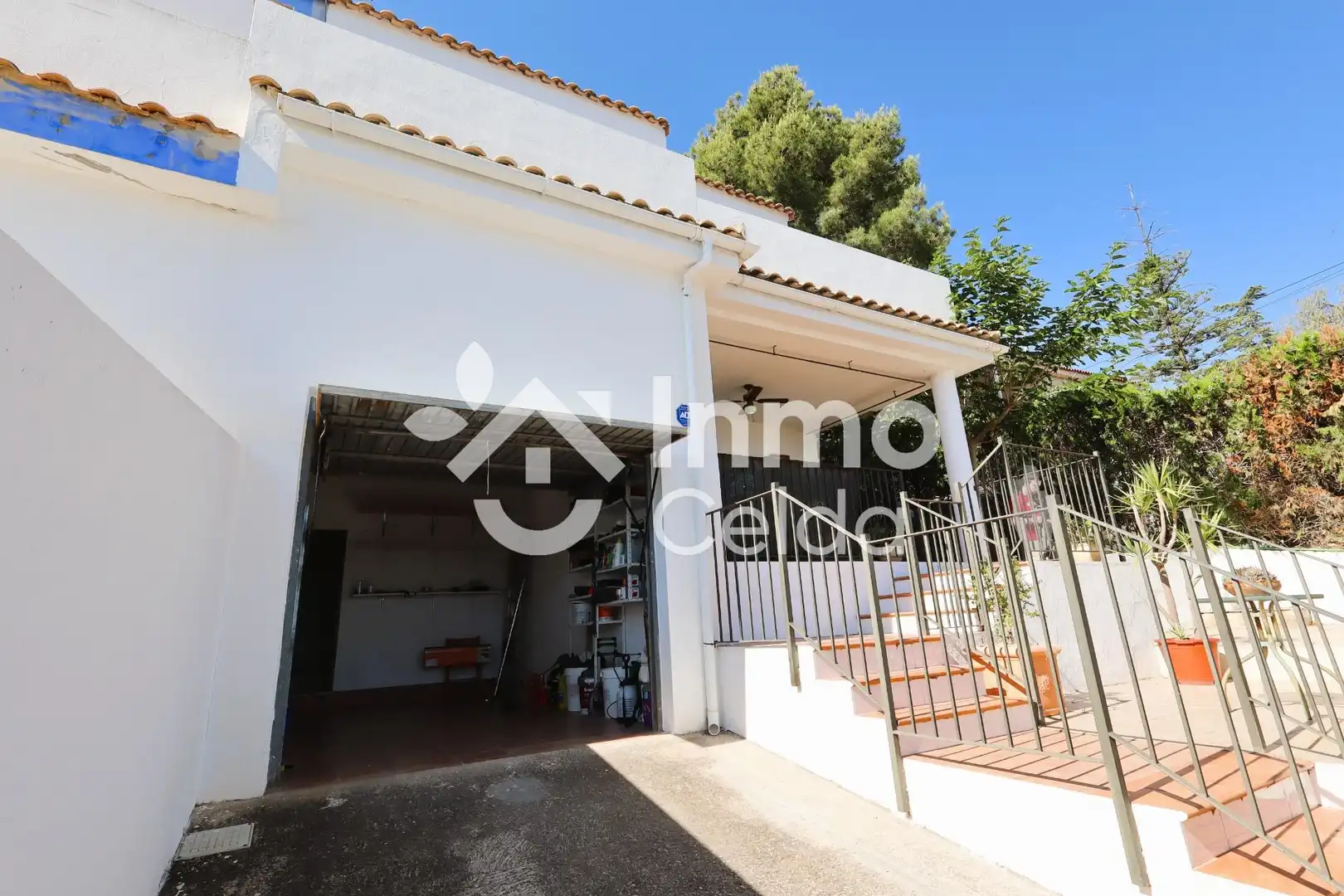 Vista exterior de Casa adosada en venta en Chiva con Calefacción, Jardín privado y Terraza