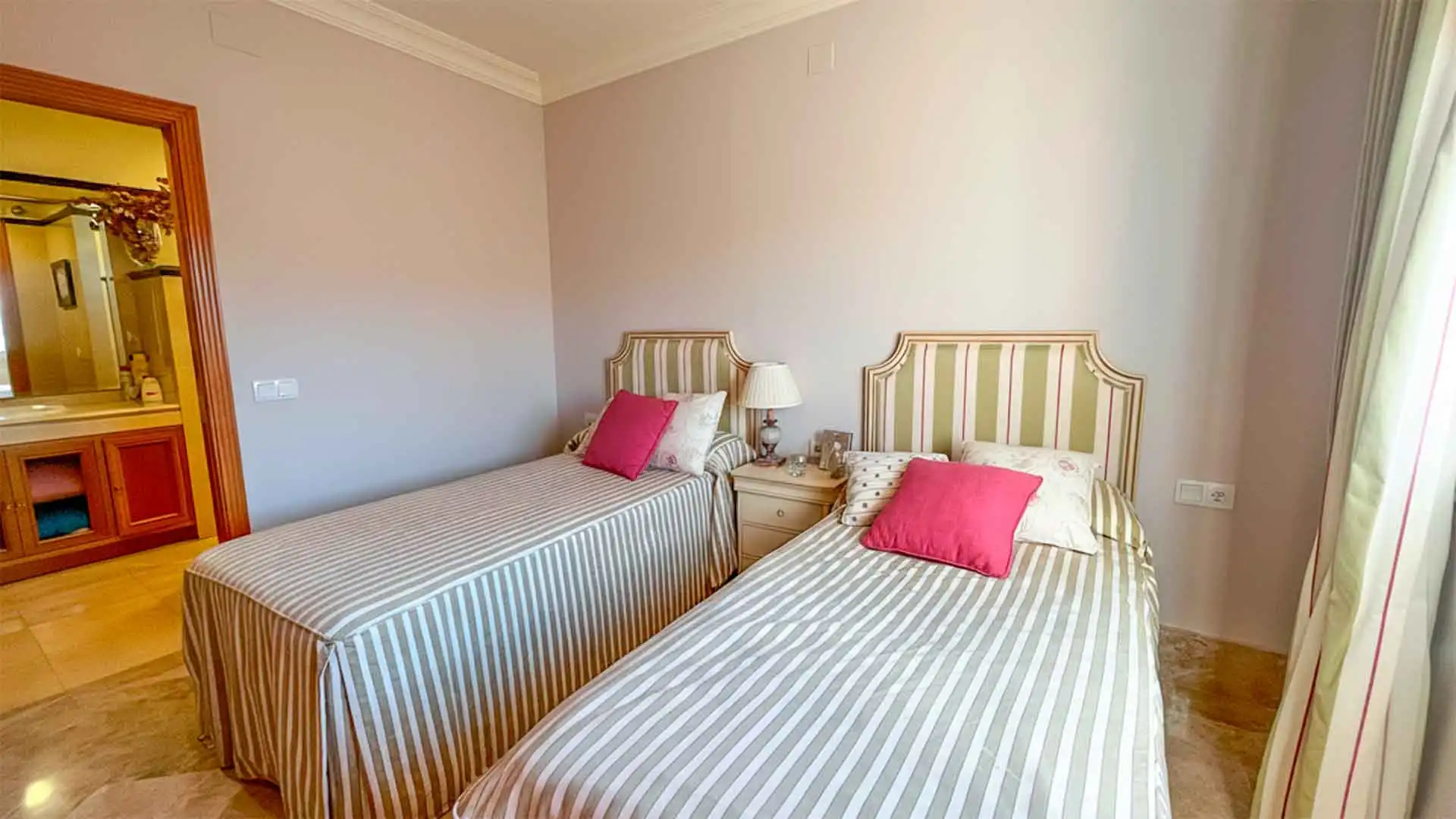Dormitori de Casa adosada en venda en Marbella amb Aire condicionat, Jardí privat i Terrassa