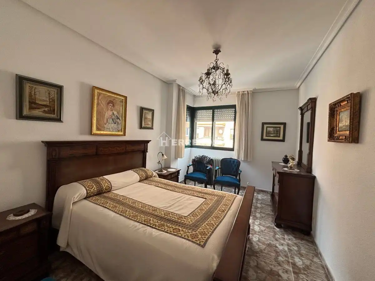 Habitación de Piso en venta en  Logroño con Calefacción, Terraza y Trastero
