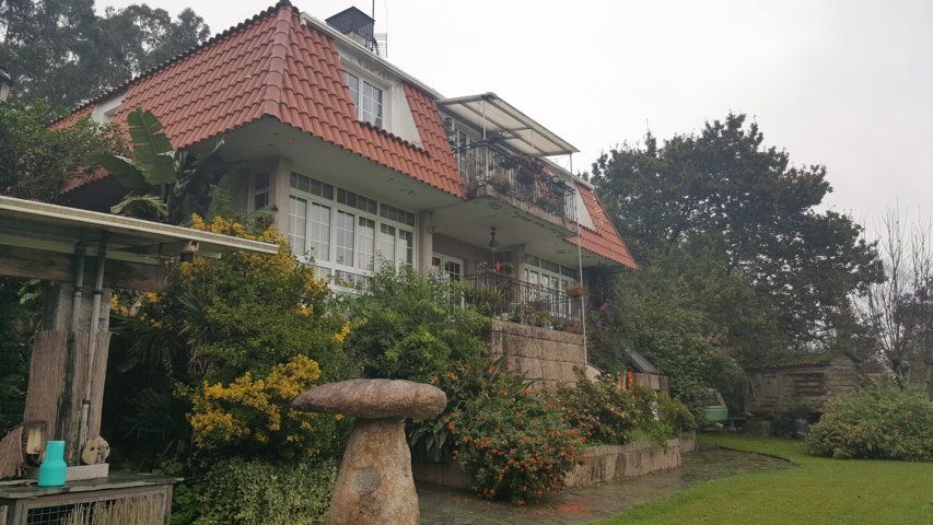 Vista exterior de Casa o xalet en venda en Pontevedra Capital  amb Calefacció, Jardí privat i Terrassa