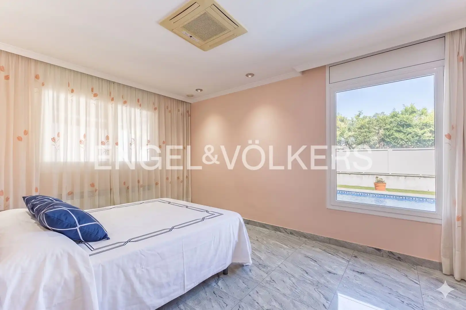 Habitación de Casa o chalet en venta en Molins de Rei con Aire acondicionado, Calefacción y Jardín privado