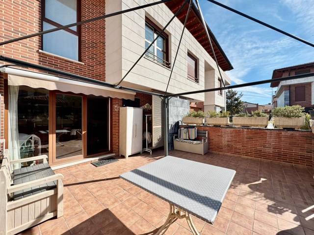 Casa adosada en Venta en Calle Rosalía de Castro en Crucero - Aquende