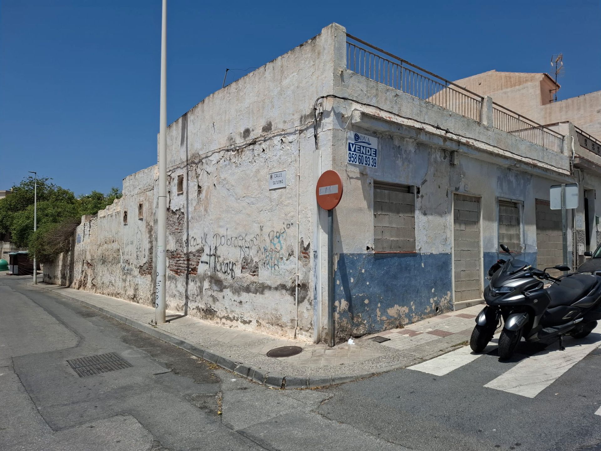 Vista exterior de Casa adosada en venda en Motril amb Jardí privat, Terrassa i Piscina