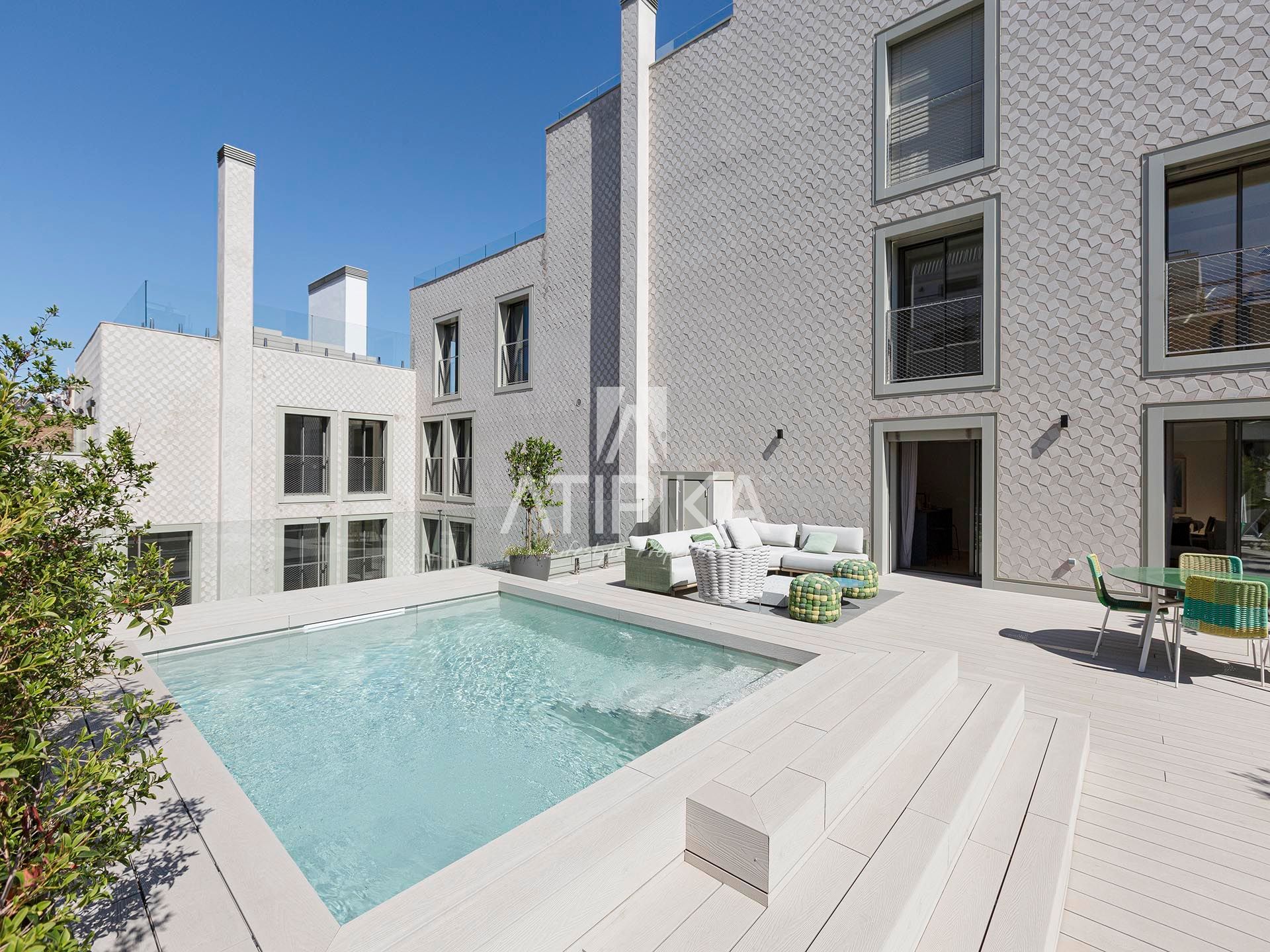 Swimming pool of Attic for sale in  Barcelona Capital  with Air Conditioner, Heating and Terrace