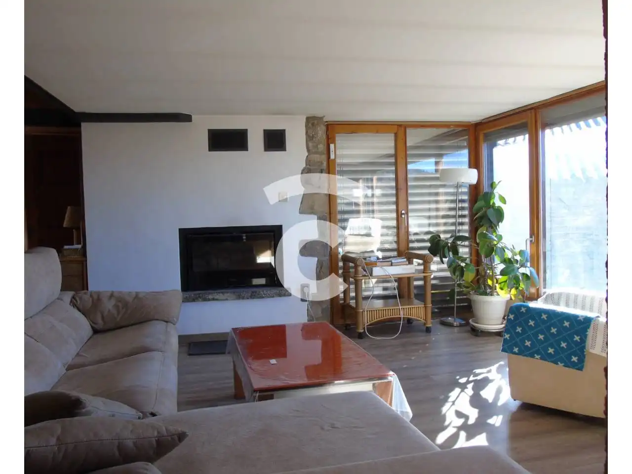 Sala d'estar de Finca rústica en venda en Les Llosses amb Calefacció, Jardí privat i Parquet