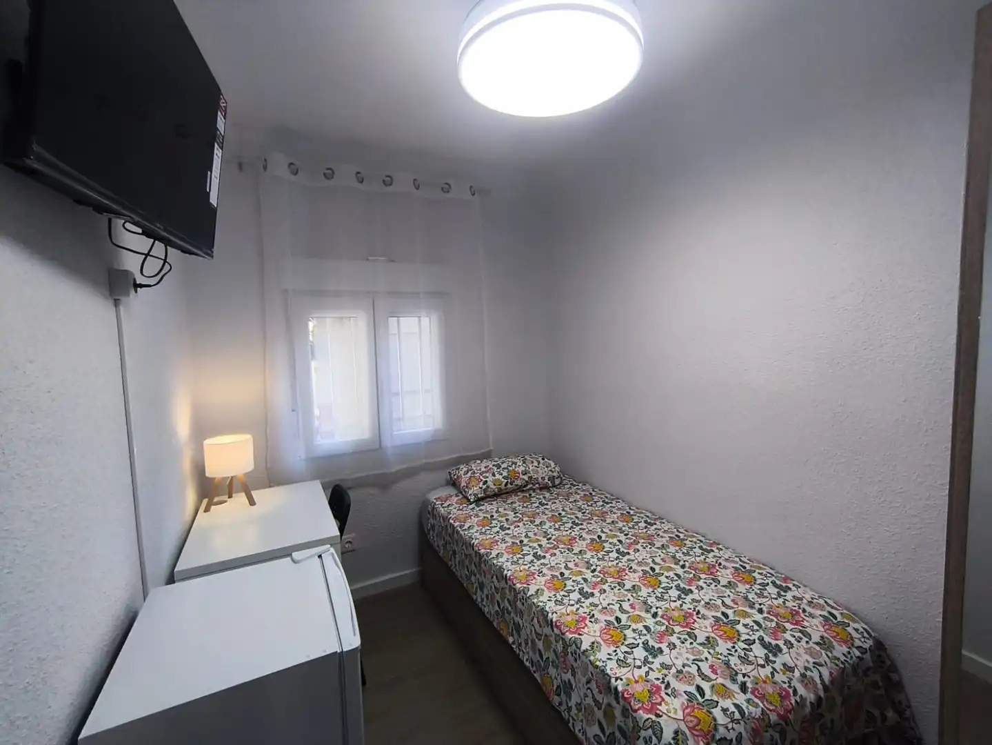 Bedroom of Flat for share in Madrid  with Heating, Furnished and Washing machine