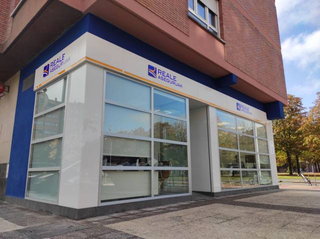 Local comercial en Alquiler en Portal de Foronda, 28 en Arriaga - Lakua