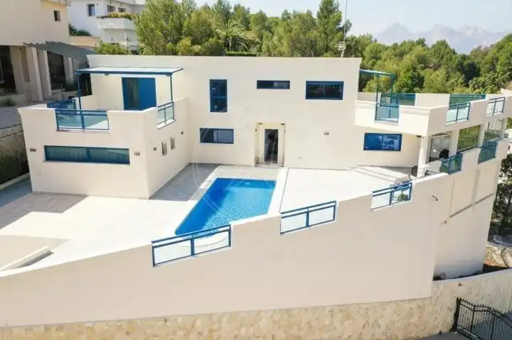 Villa mit Pool zum Verkauf in Calle Lotería