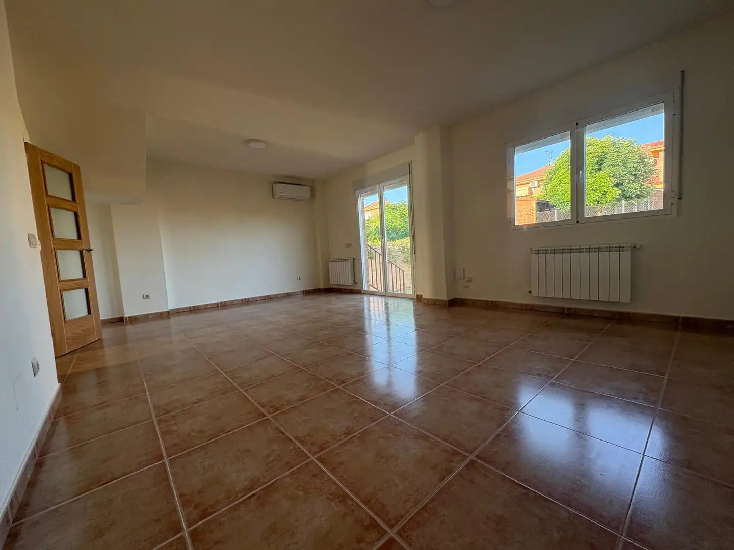 Sala d'estar de Casa o xalet en venda en Torres de la Alameda amb Aire condicionat, Calefacció i Jardí privat