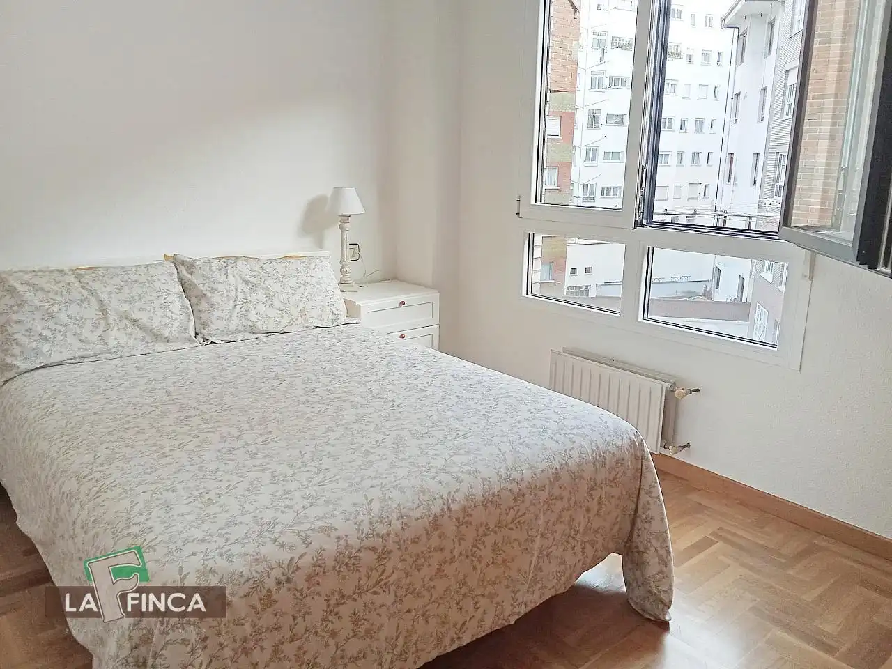 Bedroom of Flat for sale in Oviedo   with Heating, Parquet flooring and Furnished