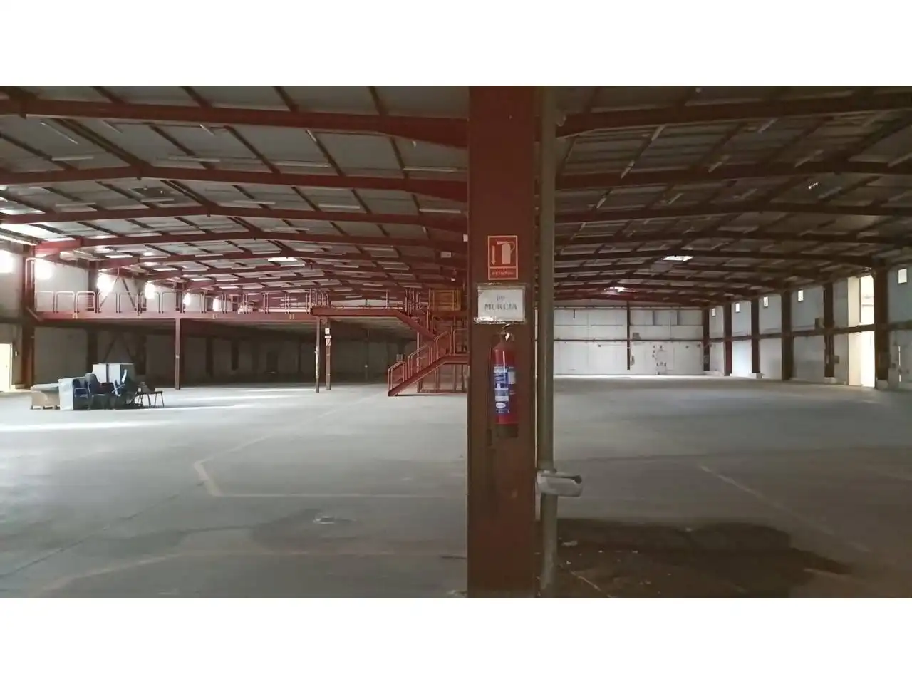 Parkplatz von Fabrikhallen zum Verkauf in Tres Cantos
