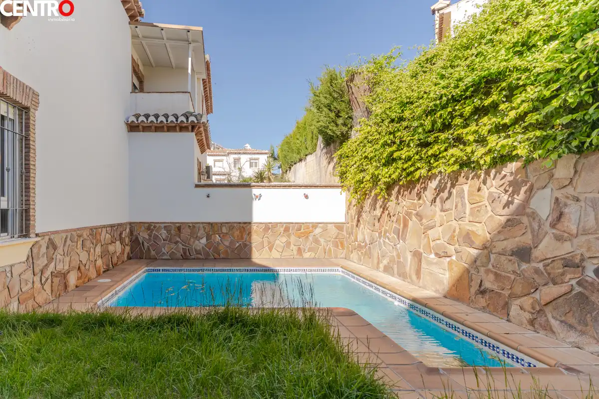 Piscina de Casa o chalet en venta en La Zubia con Aire acondicionado, Calefacción y Jardín privado