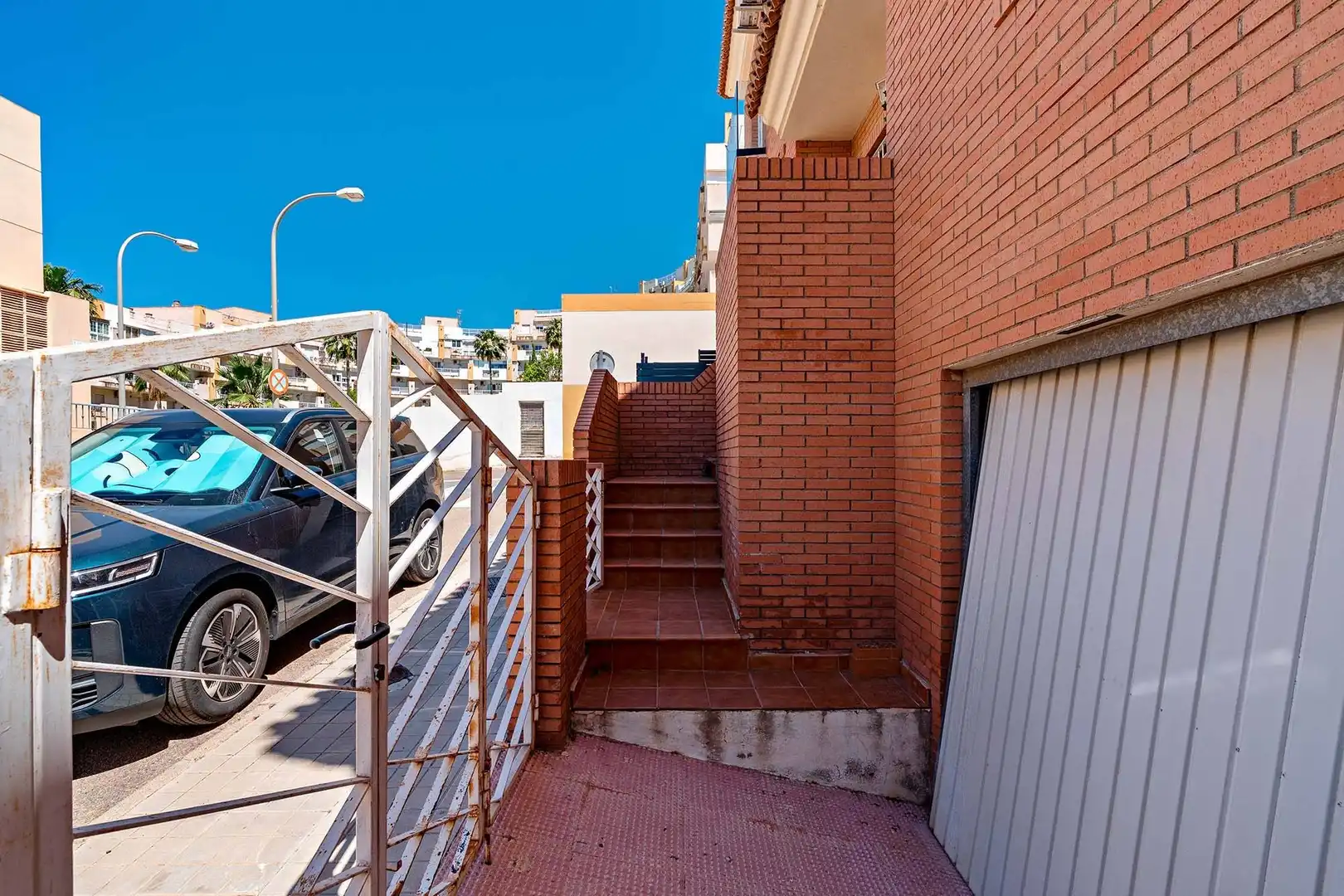 Vista exterior de Casa adosada en venda en Roquetas de Mar amb Terrassa