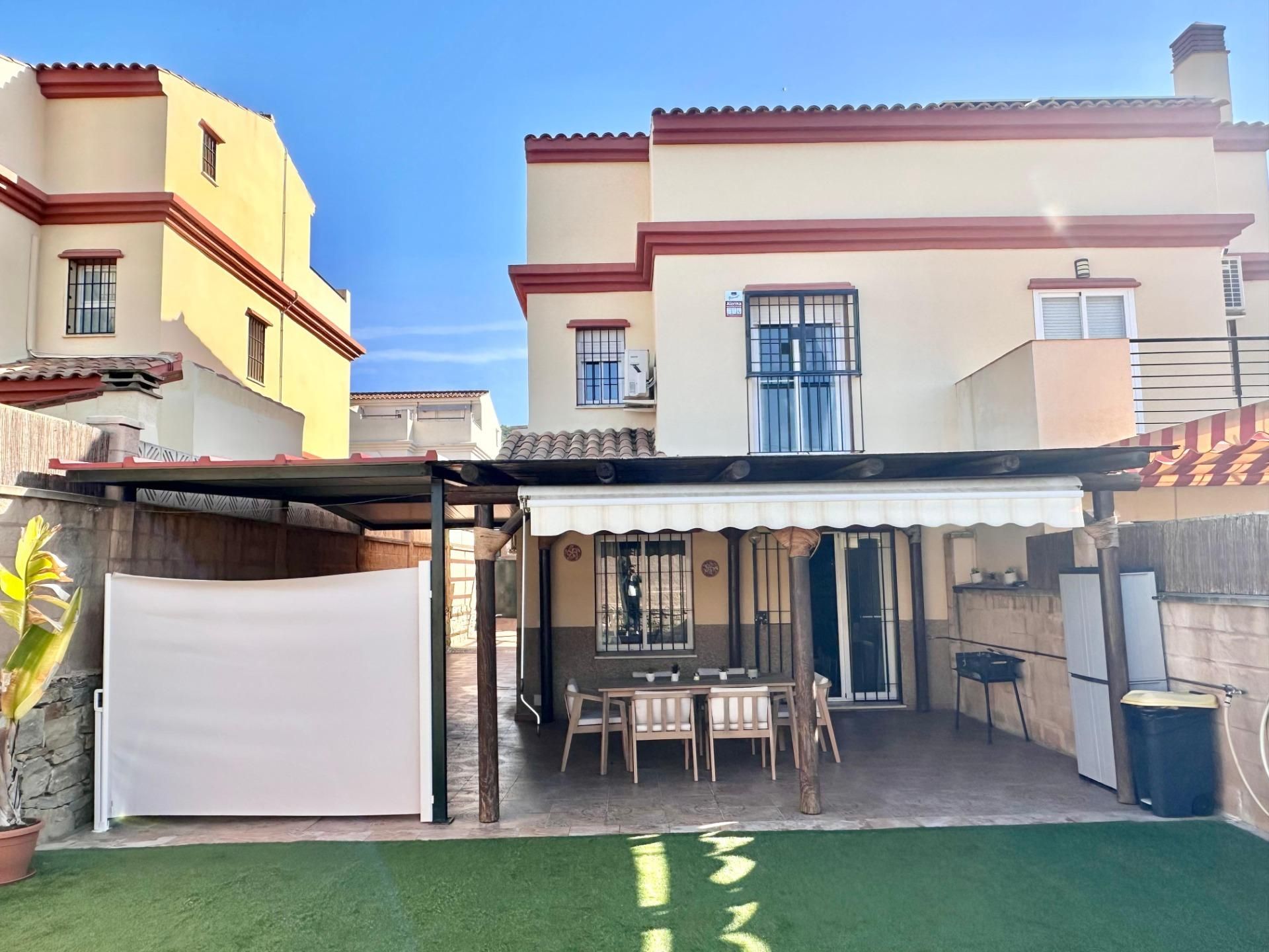 Vista exterior de Casa adosada en venda en Cártama amb Moblat i Piscina comunitària