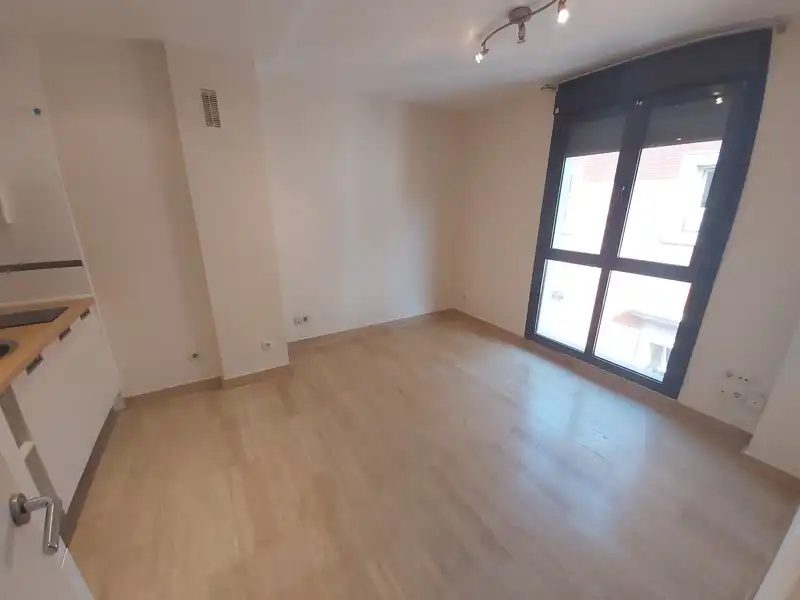 Bedroom of Flat for rent in  Madrid Capital  with Air Conditioner, Heating and Storage room