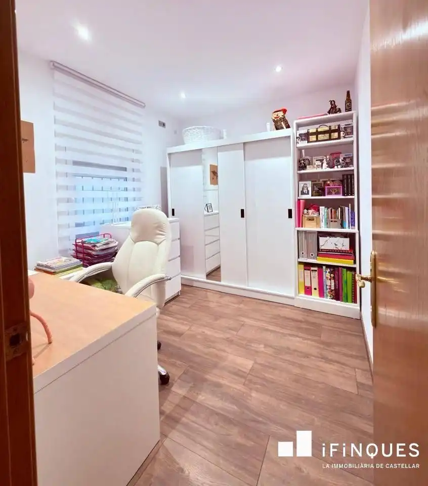 Dormitori de Casa o xalet en venda en Terrassa amb Terrassa i Internet