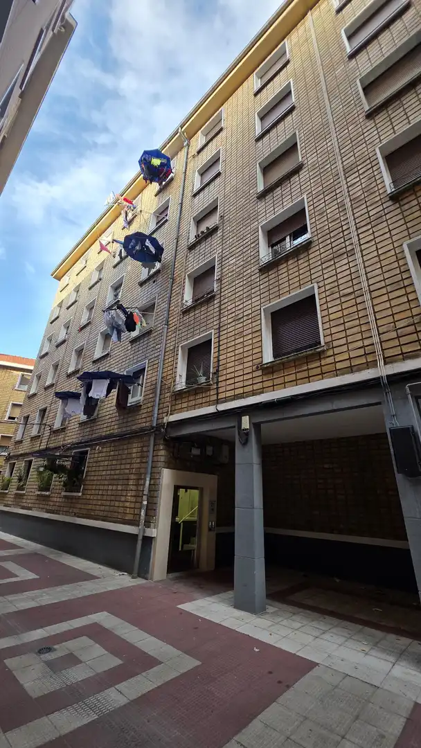 Vista exterior de Pis en venda en Bilbao  amb Calefacció
