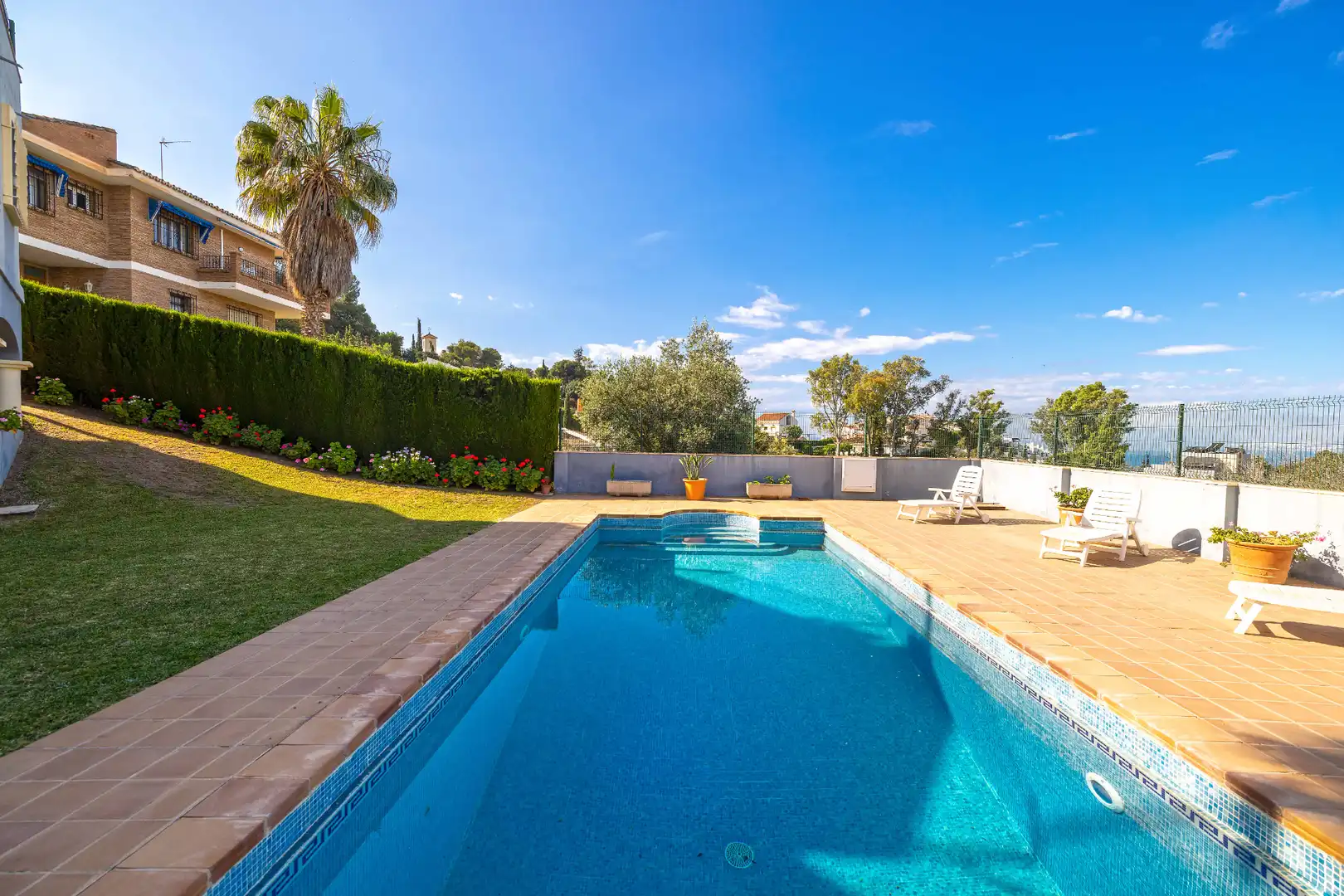 Piscina de Casa o chalet en venta en Málaga con Jardín privado, Terraza y Piscina