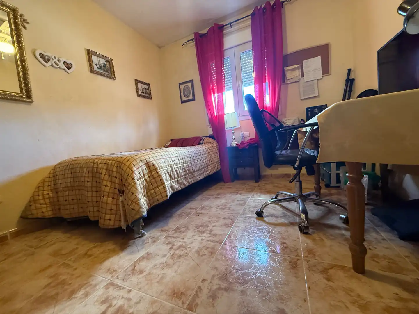 Schlafzimmer von Einfamilien-Reihenhaus zum Verkauf in Aljaraque mit Klimaanlage, Heizung und Privatgarten