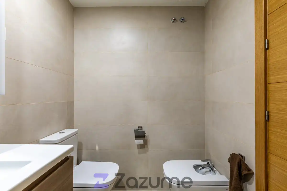 Bathroom of Flat for rent in Madrid  with Air Conditioner, Private garden and Terrace
