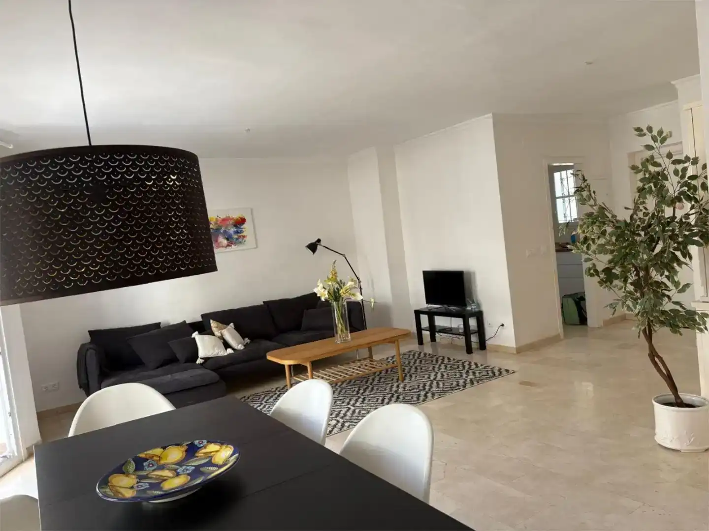 Wohnzimmer von Wohnung zur Miete in Estepona mit Klimaanlage, Schwimmbad und Balkon