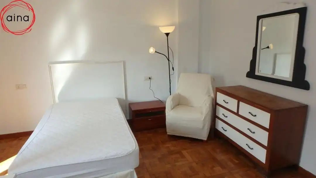 Habitación de Piso de alquiler en  Pamplona / Iruña con Calefacción, Terraza y Alarma