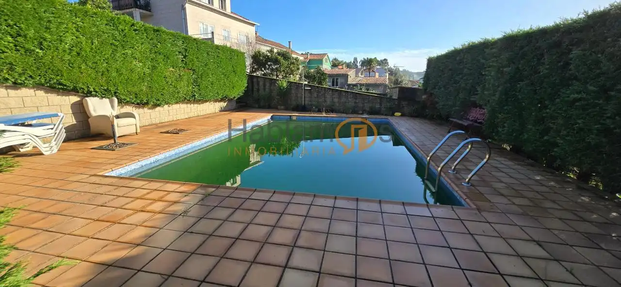 Piscina de Casa o xalet en venda en Vilagarcía de Arousa amb Calefacció, Jardí privat i Terrassa