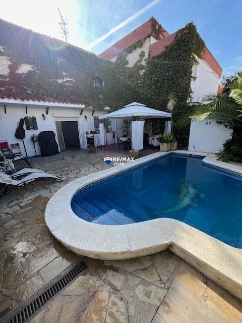 Vista exterior de Casa o xalet en venda en Cubelles amb Aire condicionat, Calefacció i Jardí privat