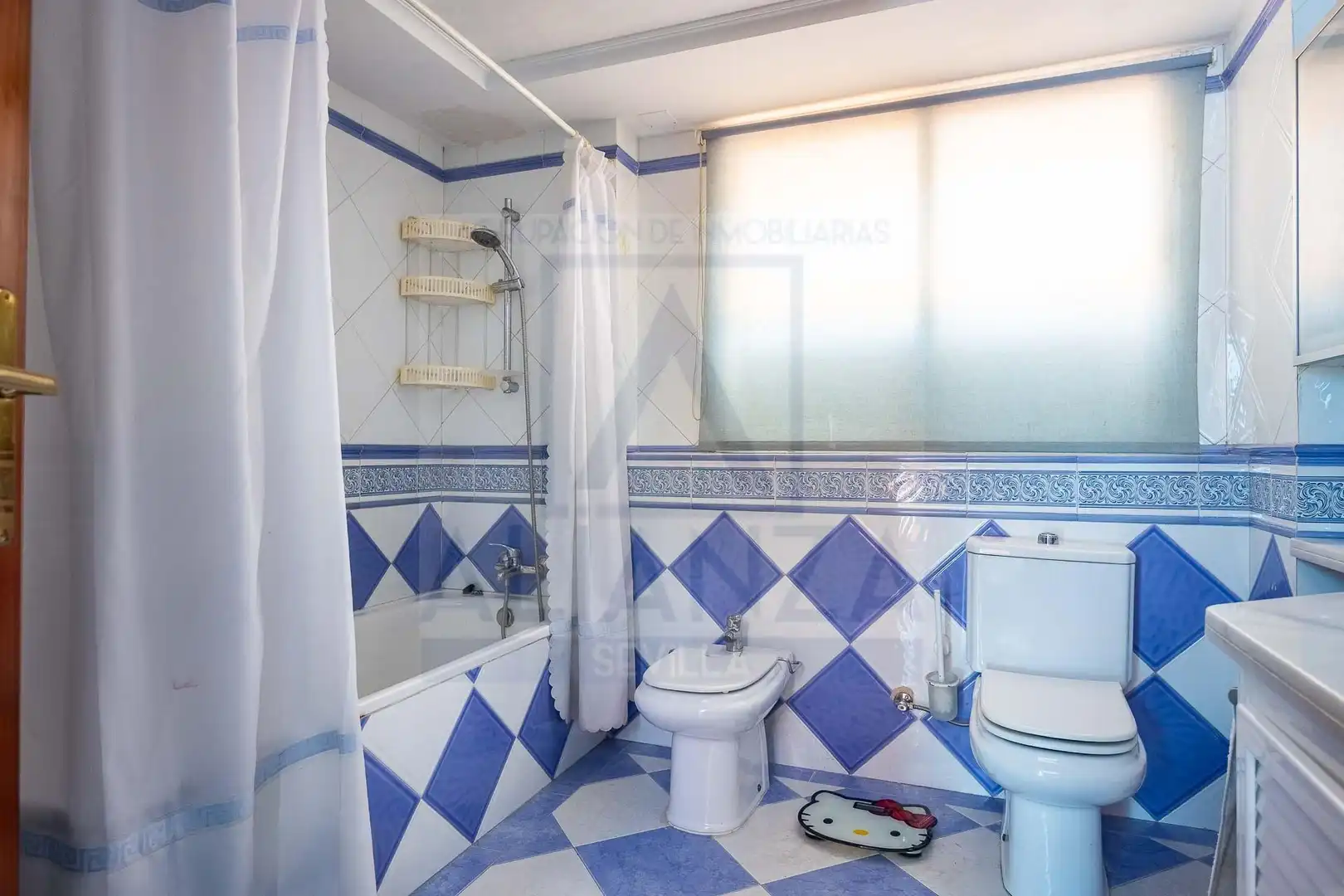 Bathroom of Houses for sale in Valencina de la Concepción  with Air Conditioner, Private garden and Community pool
