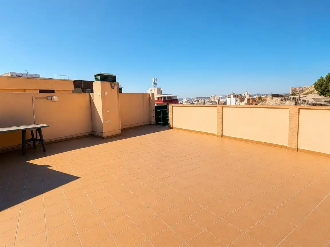 Terrasse von Dachboden zur Miete in Alicante / Alacant mit Terrasse, Abstellraum und Möbliert