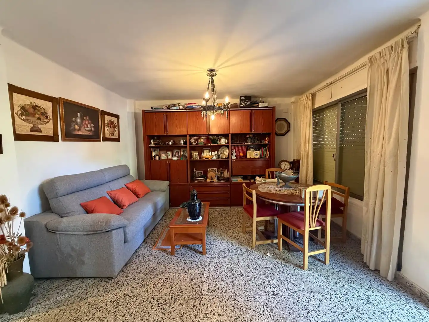 Wohnzimmer von Einfamilien-Reihenhaus zum Verkauf in Olocau mit Privatgarten, Terrasse und Schwimmbad