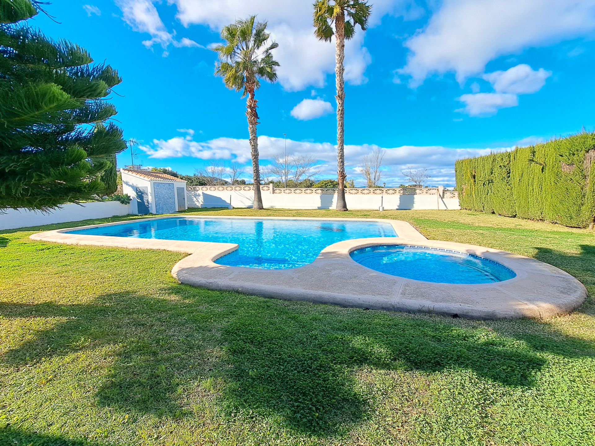 Piscina de Casa adosada en venda en Dénia amb Aire condicionat, Calefacció i Jardí privat