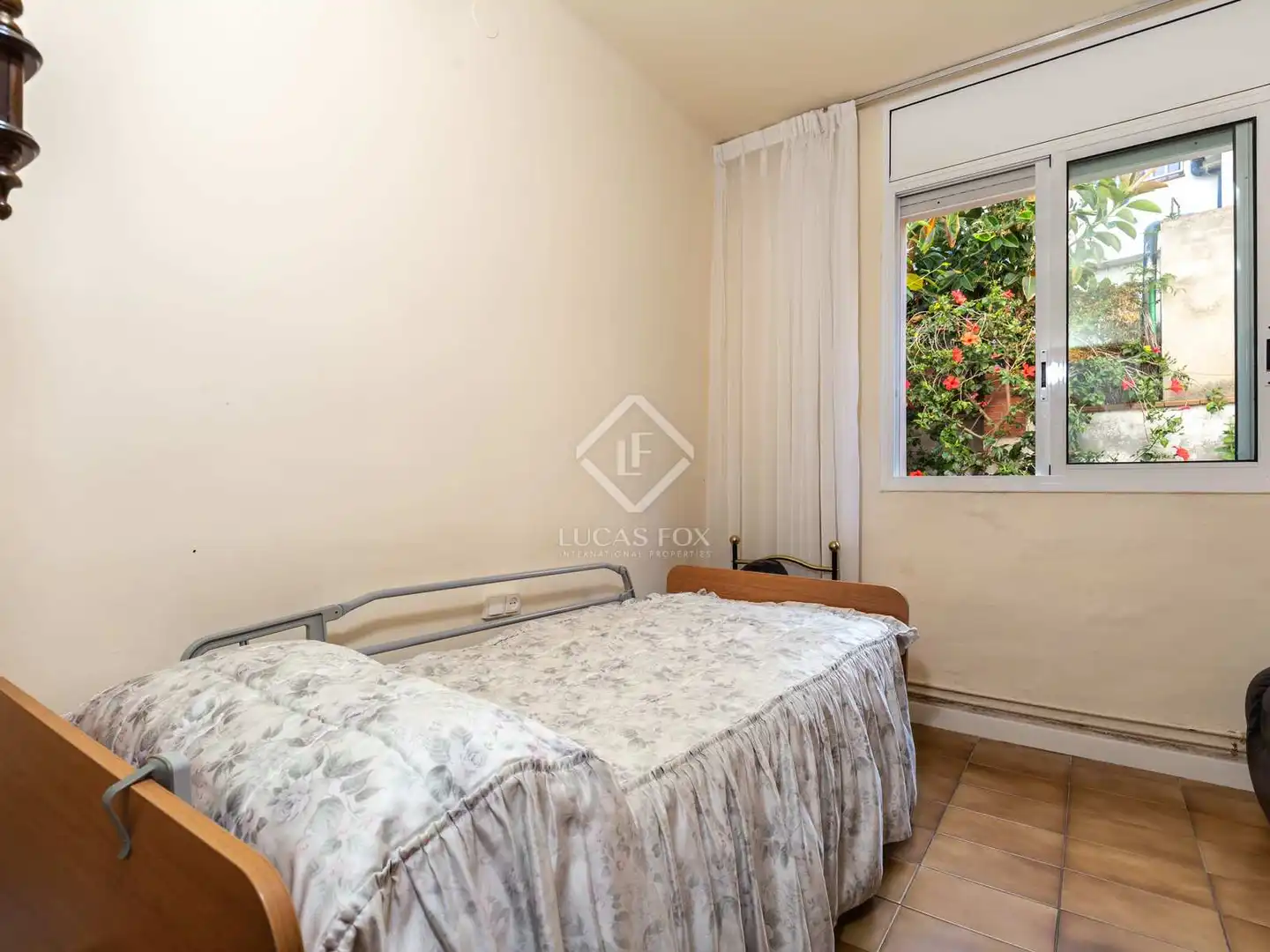 Dormitori de Casa o xalet en venda en Esplugues de Llobregat amb Calefacció, Jardí privat i Terrassa