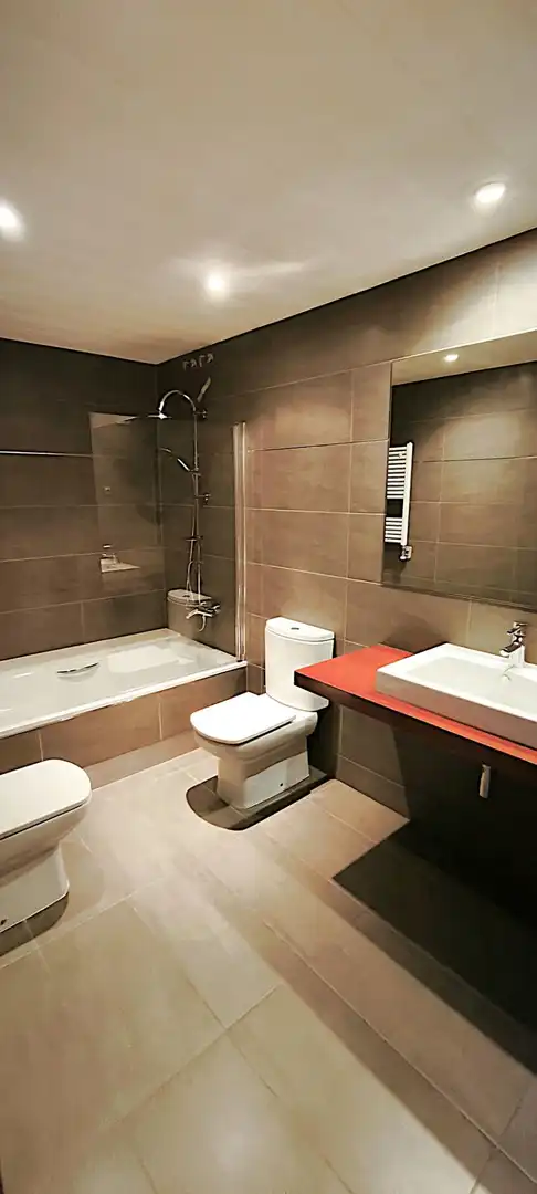 Badezimmer von Wohnung zum Verkauf in Badalona mit Klimaanlage, Heizung und Parkett