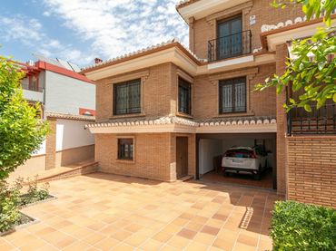 Maison jumelée avec balcon à vendre à DR MARAÑON