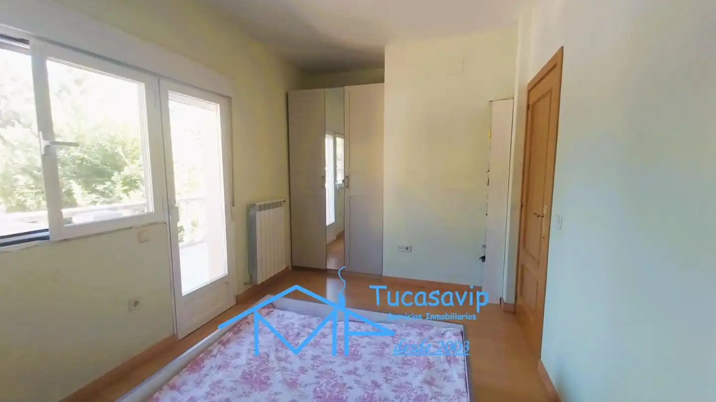 Dormitori de Casa o xalet en venda en El Tiemblo  amb Jardí privat i Terrassa