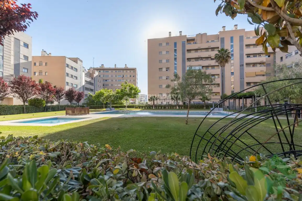 Vista exterior de Piso en venta en Granada con Aire acondicionado, Calefacción y Piscina comunitaria